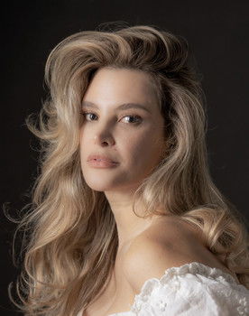 Laura Arbeláez as Sasha