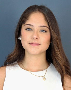 Carla Soto as Hija 1 Víctor
