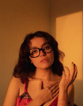 Mar Lara as Narradora