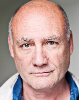 Robert Gwilym as Gareth