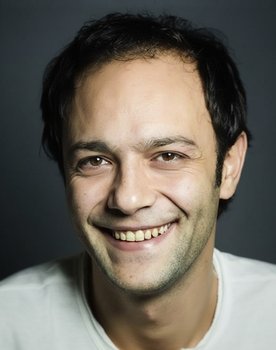 Göktay Tosun as Ali