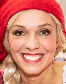Sofie Pallesen as Mom (voice)