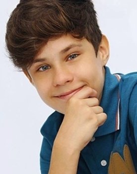 Kadu Schons as André Santero (Young)