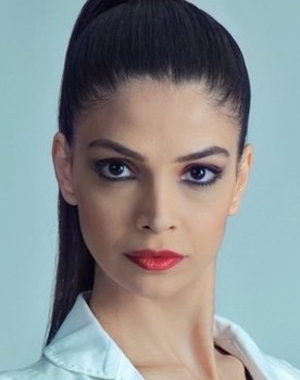 Eda Özerkan as Nur