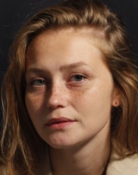 Sofija Zobina as Segretaria fabbrica