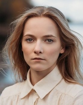 Maris Nõlvak as Laura