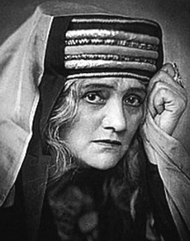 Hedwig Bleibtreu as Babuschka, Ninas Großmutter