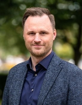 Ronnie Brolin as Narrator (voice)