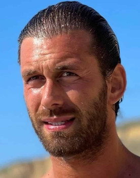 Francisco Macau as Ricardo