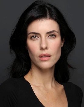 Yonca Oskay as 2. Kaptan Aslı Gümüş