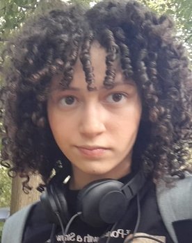 Vivian Gabrielly as Mia