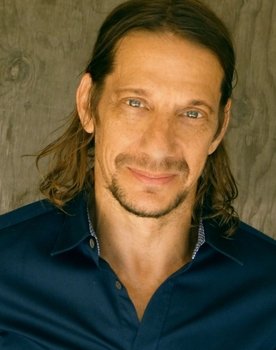 Michael Stoyanov as Carl, Stephanie's Boyfriend