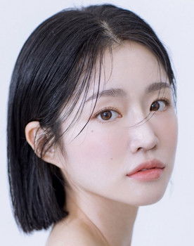 Chu Ha-yeon as Louis's Mom