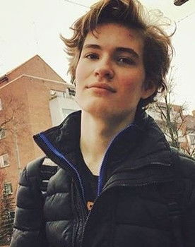 Henrik Hines Grape as Simen