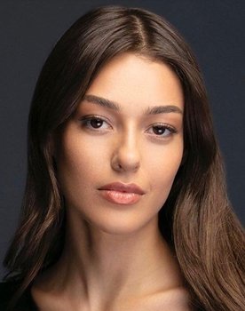 Dilan Çiçek Deniz as Elif Urazoğlu