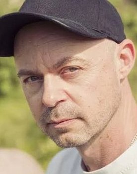 Esben Pretzmann as (voice)