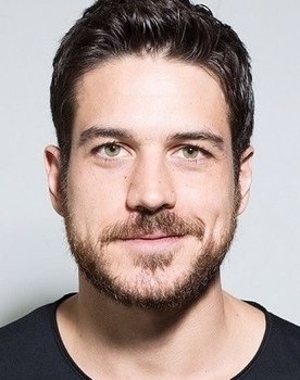 Marco Pigossi as Júlio Santana