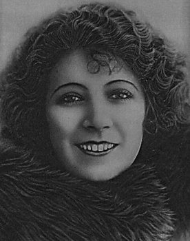 Eloísa Muro as Madrastra de Clara