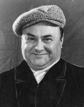 Pyotr Gofman as Man from the resort (uncredited)