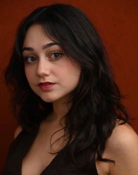 Gaia Maria Tini as Claudia Nunés