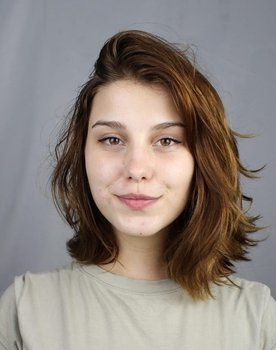 Gabriella Andrade as Estela