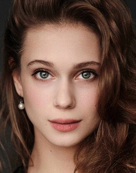 Диана Булавина as 