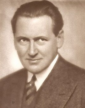 Ernst Stahl-Nachbaur as Sir Henry