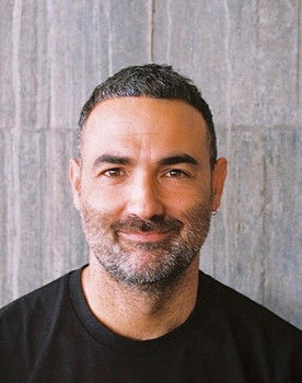 Iker Karrera as Profesor y director