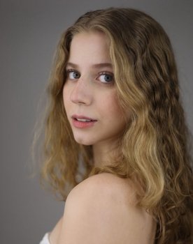 Vitória Araldi as Isis