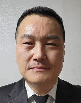 Choi Eun-suk as Detective 2