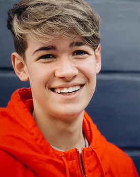 Harvey Mills as Self - Contestant