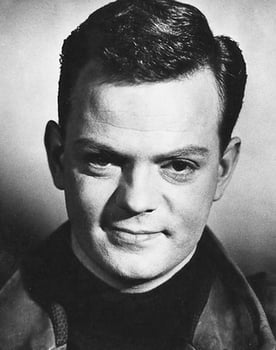 Ebbe Langberg as Erik Holm