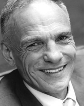 Hans Peter Hallwachs as Johann H. Wilcke