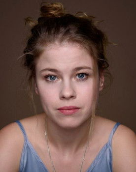 Olga Grudyaeva as Emily