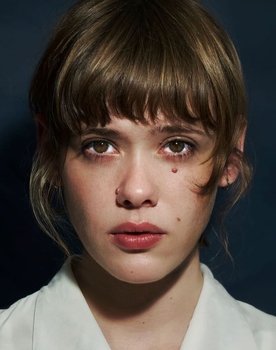 Mathilde Warnier as Naomi