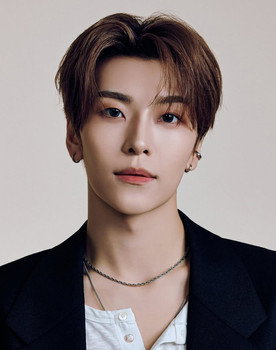 He Xinlong as Self - Contestant