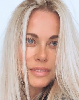 Nicoline Toft as Sig selv
