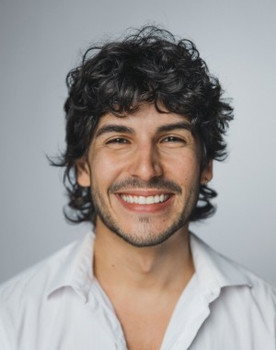 Victor Medeiros as Roberto Carlos