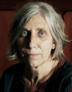 María Guerra as Voz en off