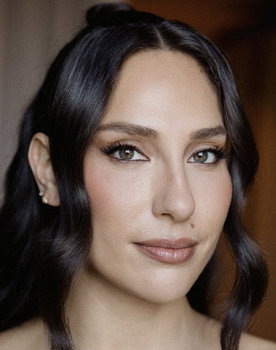 Tefi Pessoa as Self - Host