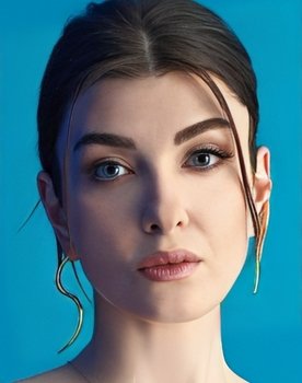 Aslıhan Güner as 