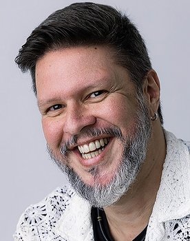 Marco França as Martinez