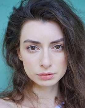 Hanna Novak as Elina