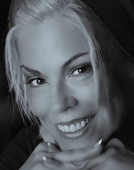 Anne Gaybis as Billie Jo
