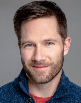 Luke Macfarlane Photo
