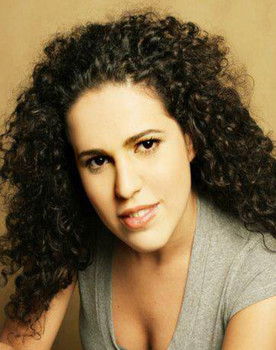 Camila Vaz as Leticia