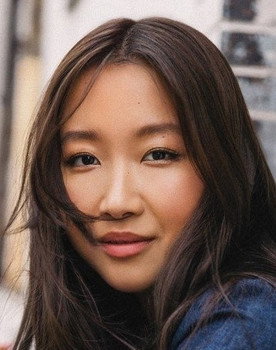 Carolyn Kang as Courtney