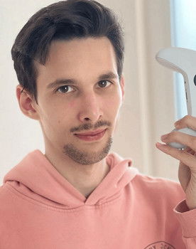 Gabriel Weiss as Guardia 2