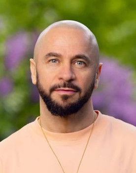 Felipe Leiva Wenger as Carlos