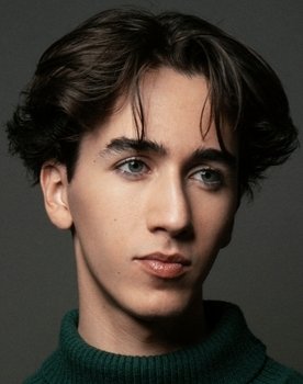 Axel Madrazo as Matías